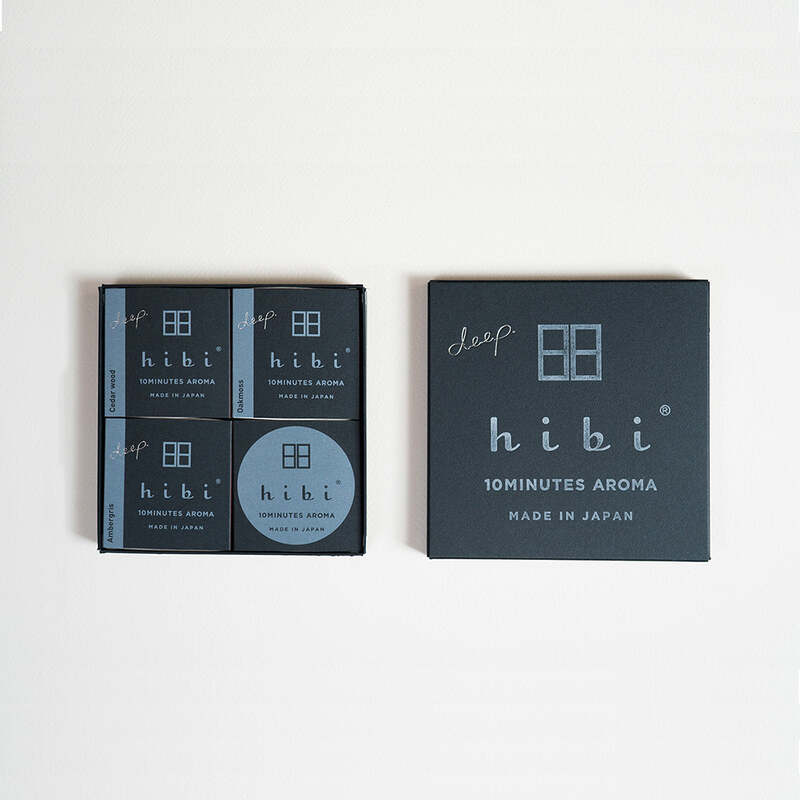 hibi deep. ギフトボックス(ペーパーバッグ・メッセージカード付)　お香スティック8本×3種　計24本／専用マット付　(シダーウッド/オークモス/アンバー）【ネコポス（追跡可能メール便）対応】