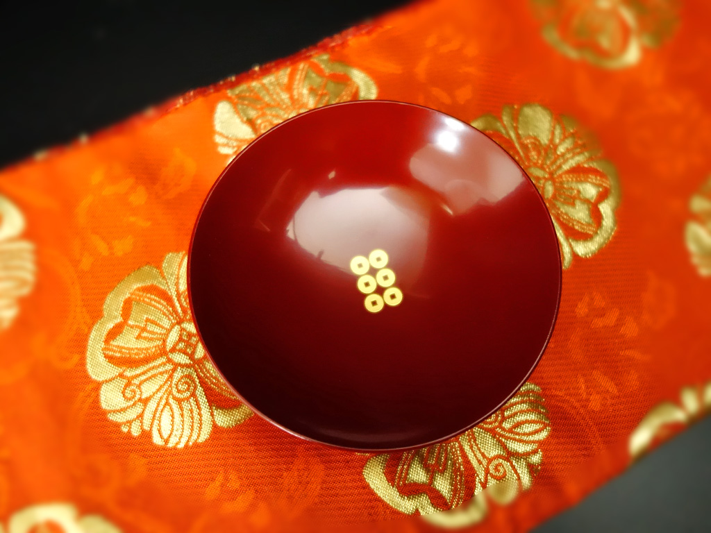 於世一手作り　瓷胎大漆斗笠杯　漆器の杯 金色模様 白磁内側 専用木箱付き 漆器天杯 「真田六文銭」 朱漆本金箔仕様