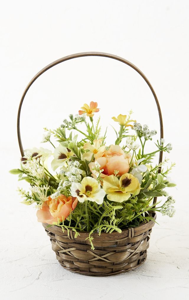 【造花・アーティフィシャルフラワー・カゴアレンジメント】ラナンキュラスとパンジーのビタミンカラーバスケットアレンジ