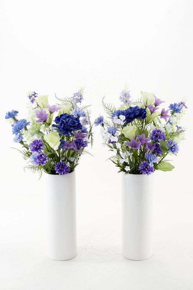 【アーティフィシャルフラワー・造花 お墓・お仏壇向け仏花・供花】矢車草とスカビオサの洋風供花（左右１対セット）