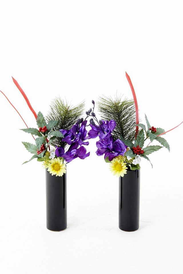 【造花 お正月・迎春用 ミニ供花】紫オーキッドと千両のミニ仏花セット（左右１対）