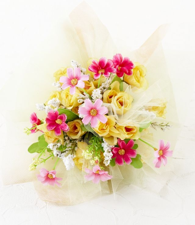 【造花・アーティフィシャルフラワー・アートフラワーブーケ】ミニバラとミニデイジーの造花花束（イエロー×ピンク）
