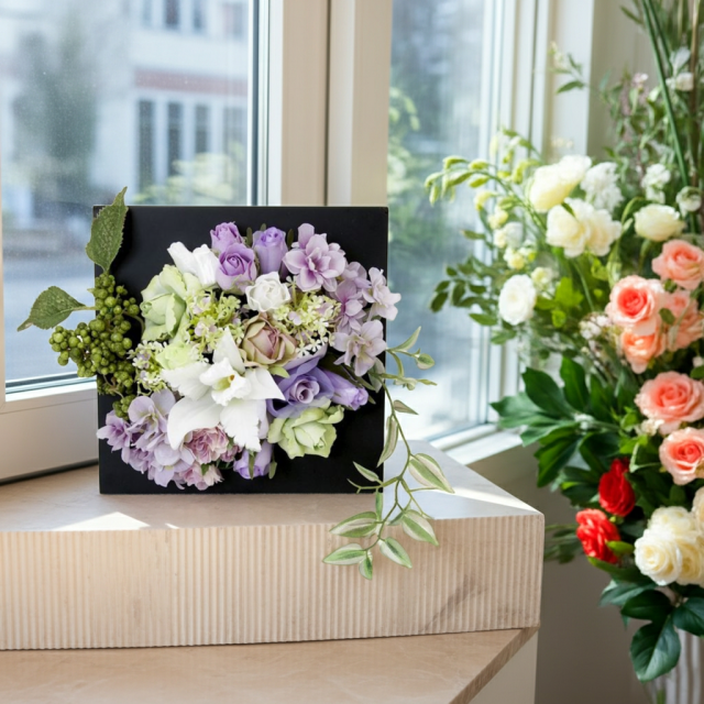 【アーティフィシャル壁掛・造花インテリアフラワー】スクエアフレームアレンジ・シエラ−紫恵蘭