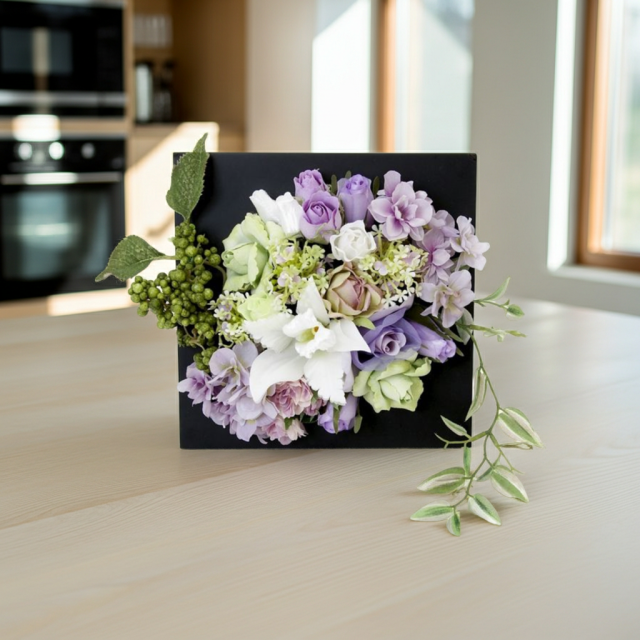 【アーティフィシャル壁掛・造花インテリアフラワー】スクエアフレームアレンジ・シエラ−紫恵蘭