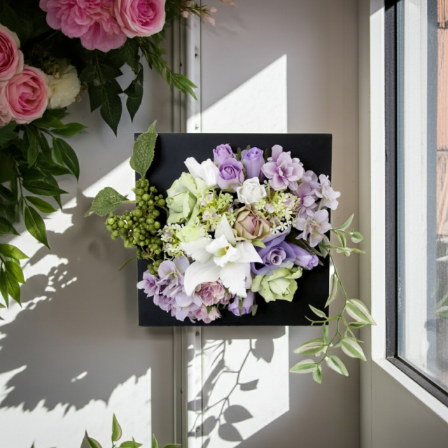 【アーティフィシャル壁掛・造花インテリアフラワー】スクエアフレームアレンジ・シエラ−紫恵蘭