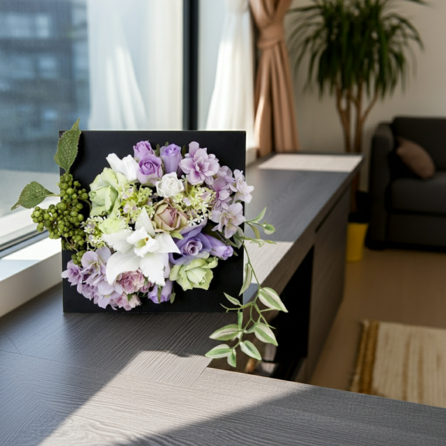 【アーティフィシャル壁掛・造花インテリアフラワー】スクエアフレームアレンジ・シエラ−紫恵蘭