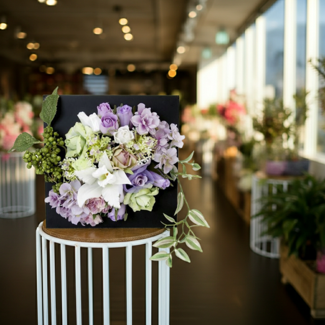 【アーティフィシャル壁掛・造花インテリアフラワー】スクエアフレームアレンジ・シエラ−紫恵蘭