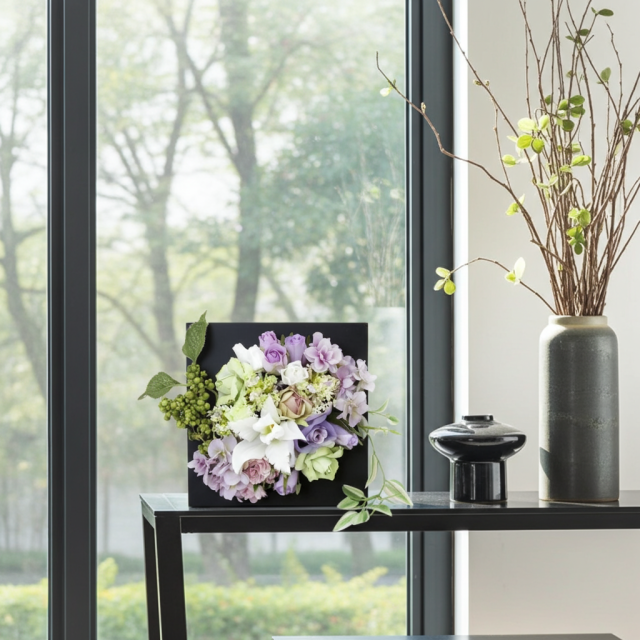 【アーティフィシャル壁掛・造花インテリアフラワー】スクエアフレームアレンジ・シエラ−紫恵蘭