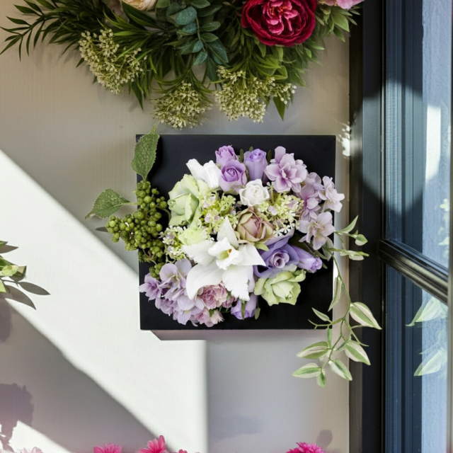 【アーティフィシャル壁掛・造花インテリアフラワー】スクエアフレームアレンジ・シエラ−紫恵蘭