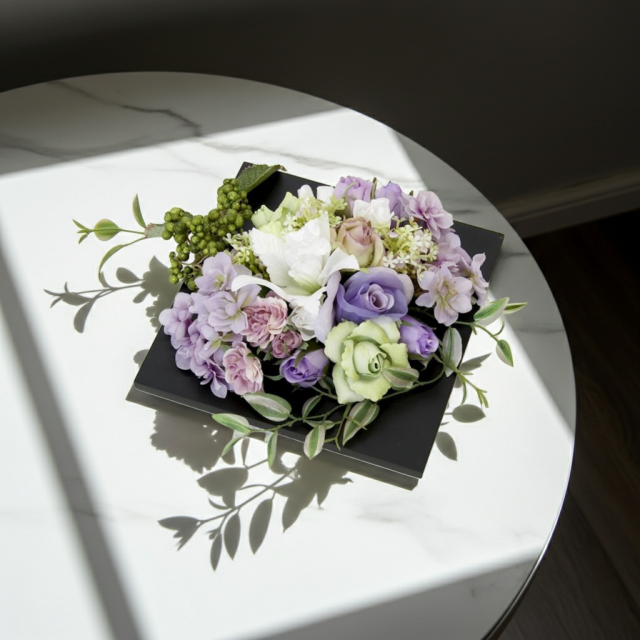 【アーティフィシャル壁掛・造花インテリアフラワー】スクエアフレームアレンジ・シエラ−紫恵蘭