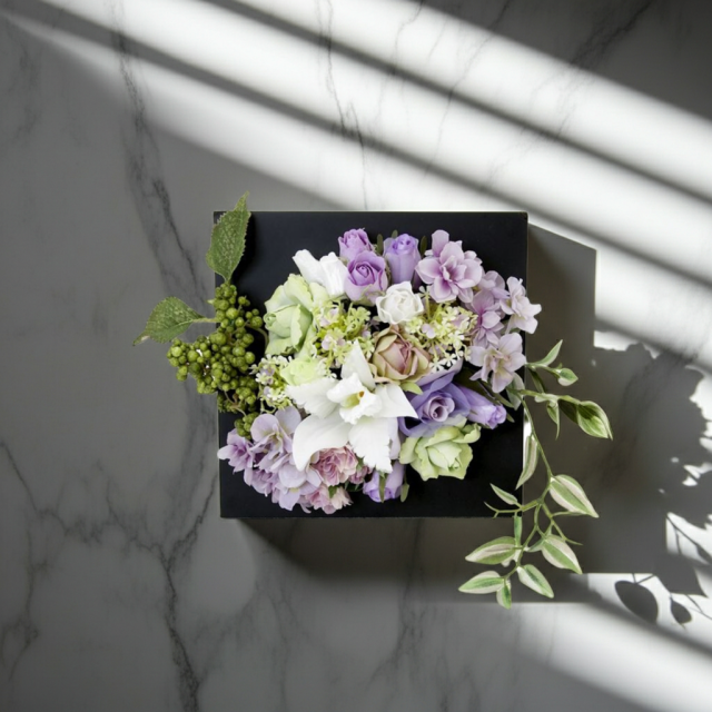 【アーティフィシャル壁掛・造花インテリアフラワー】スクエアフレームアレンジ・シエラ−紫恵蘭