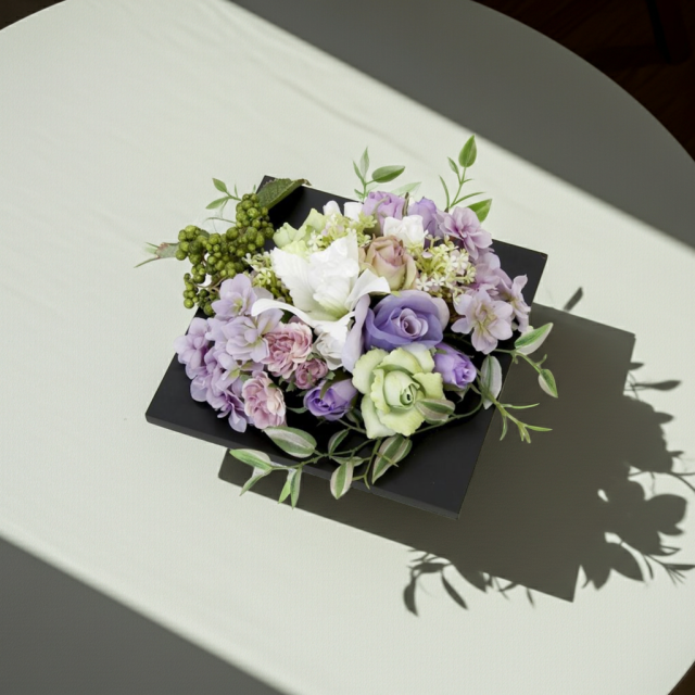 【アーティフィシャル壁掛・造花インテリアフラワー】スクエアフレームアレンジ・シエラ−紫恵蘭