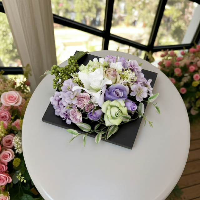 【アーティフィシャル壁掛・造花インテリアフラワー】スクエアフレームアレンジ・シエラ−紫恵蘭