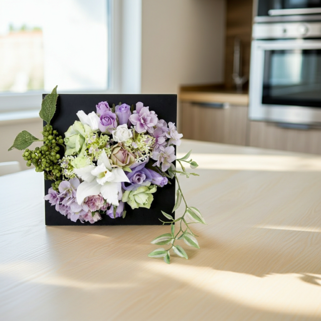 【アーティフィシャル壁掛・造花インテリアフラワー】スクエアフレームアレンジ・シエラ−紫恵蘭