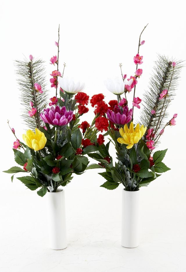 【造花の仏花・供花・お正月向け造花花束】三色の菊と梅などの賑わい迎春供花セット（左右１対）