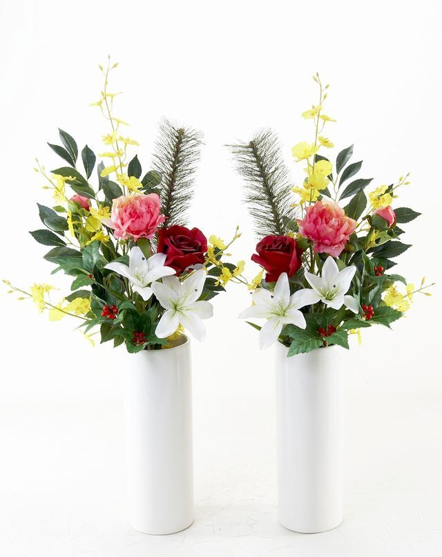 【造花の仏花・供花・お正月向け造花花束】深紅のバラと百合などの艶やか迎春供花セット（左右１対）