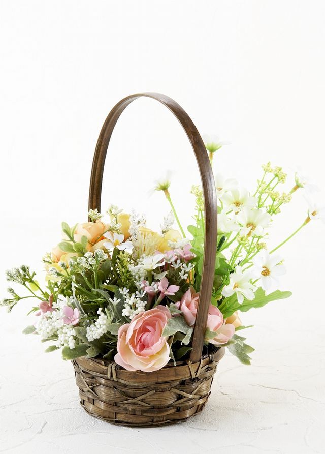 【造花・アーティフィシャルフラワー・カゴアレンジメント】ラナンキュラスとデージーのビタミンカラーバスケットアレンジ