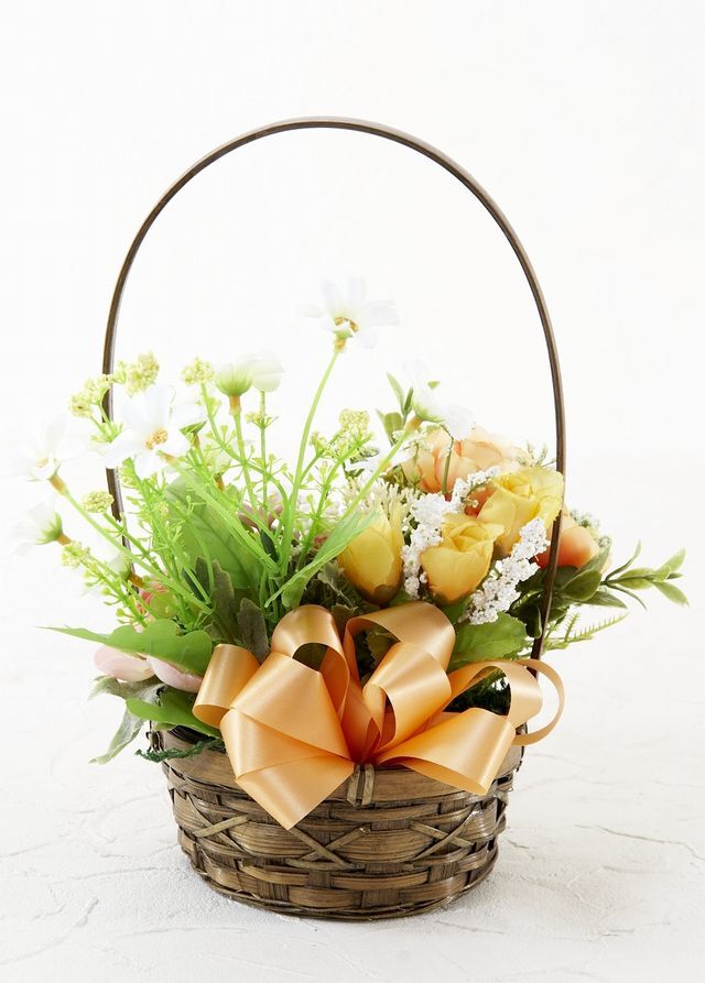 【造花・アーティフィシャルフラワー・カゴアレンジメント】ラナンキュラスとデージーのビタミンカラーバスケットアレンジ