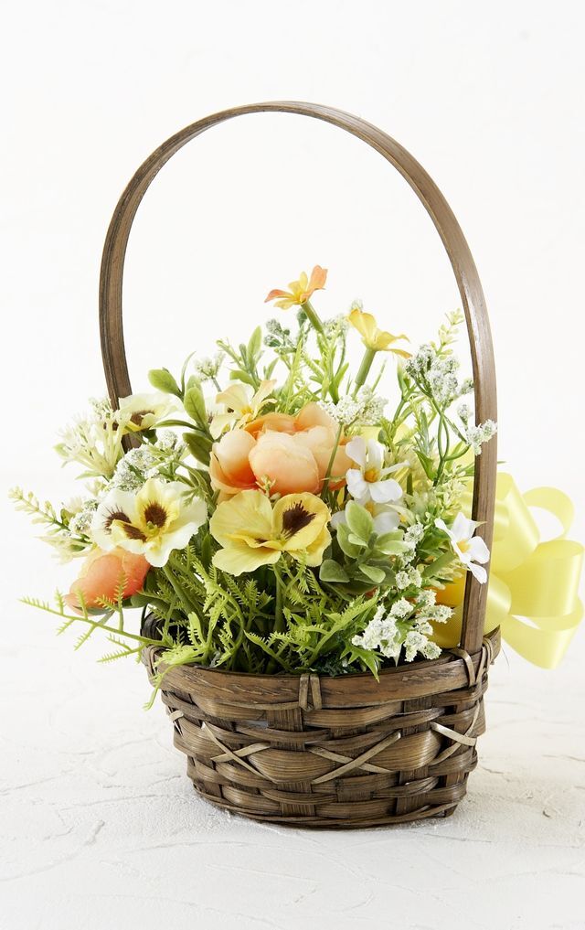 【造花・アーティフィシャルフラワー・カゴアレンジメント】ラナンキュラスとパンジーのビタミンカラーバスケットアレンジ