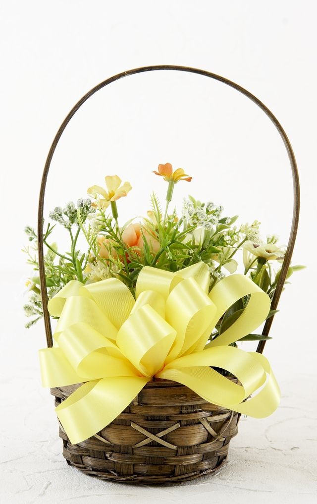 【造花・アーティフィシャルフラワー・カゴアレンジメント】ラナンキュラスとパンジーのビタミンカラーバスケットアレンジ