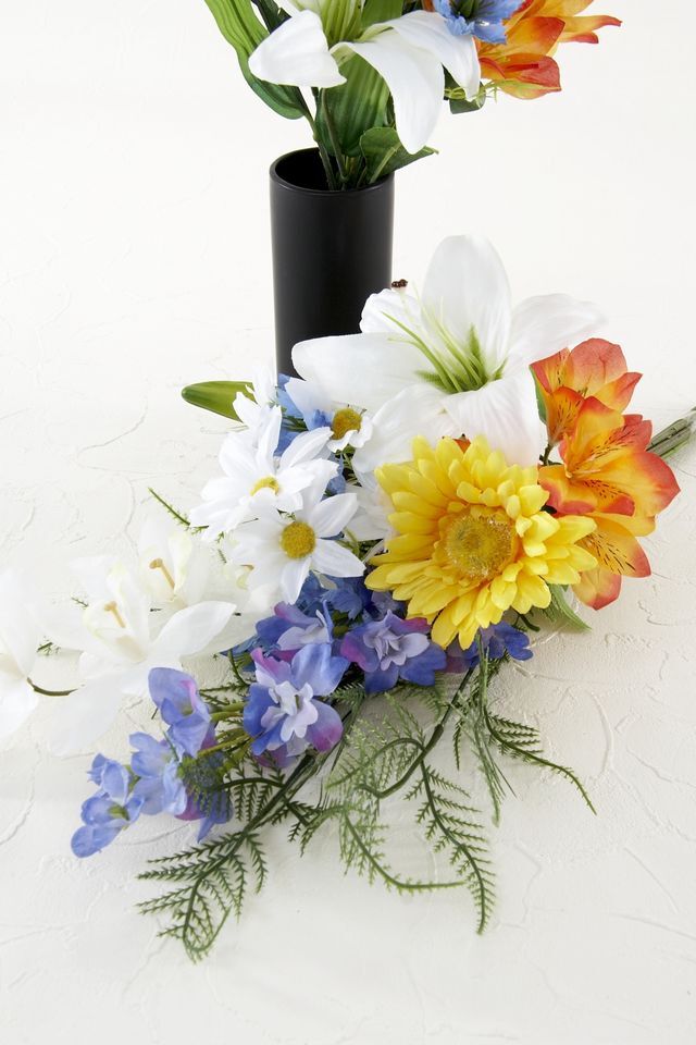 【造花・アーティフィシャルフラワー 仏花・供花・墓花】ガーベラやユリの供花（左右１対セット）
