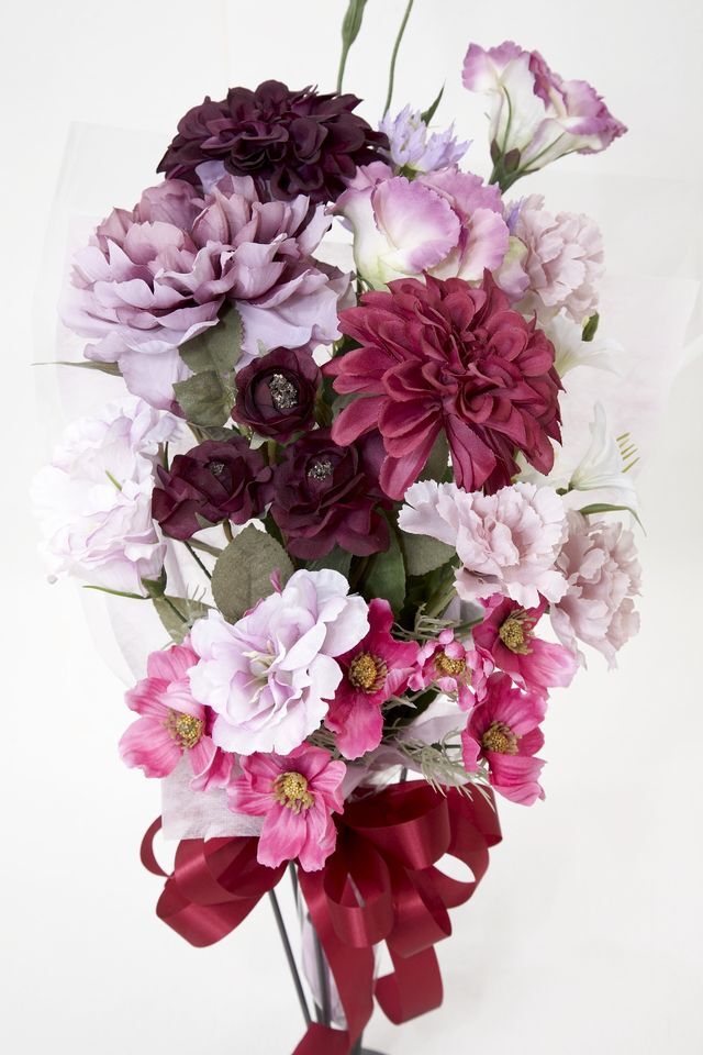 【贈答・贈呈用花束・造花花束・花束ギフト】トルコキキョウとピオニーとダリアのアーティフィシャルフラワーブーケ/ビューティーワイン
