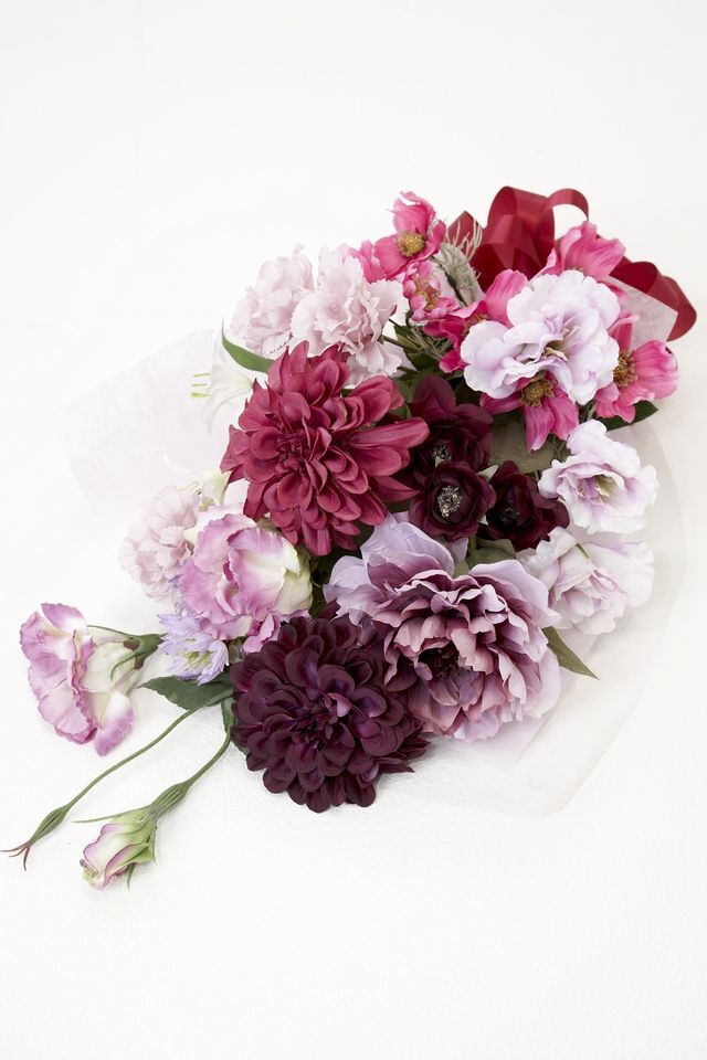 【贈答・贈呈用花束・造花花束・花束ギフト】トルコキキョウとピオニーとダリアのアーティフィシャルフラワーブーケ/ビューティーワイン