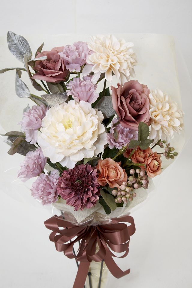 【贈答・贈呈用花束・造花花束・花束ギフト】バラとピオニーとカーネーションのアーティフィシャルフラワーブーケ/ダスティーローズ