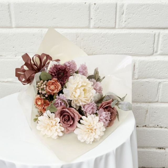 【贈答・贈呈用花束・造花花束・花束ギフト】バラとピオニーとカーネーションのアーティフィシャルフラワーブーケ/ダスティーローズ