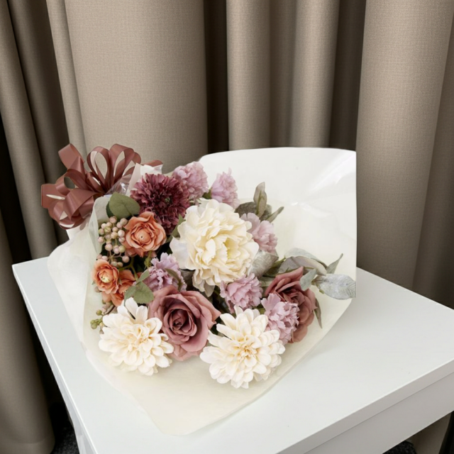 【贈答・贈呈用花束・造花花束・花束ギフト】バラとピオニーとカーネーションのアーティフィシャルフラワーブーケ/ダスティーローズ