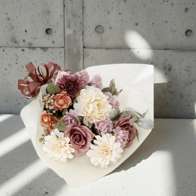 【贈答・贈呈用花束・造花花束・花束ギフト】バラとピオニーとカーネーションのアーティフィシャルフラワーブーケ/ダスティーローズ