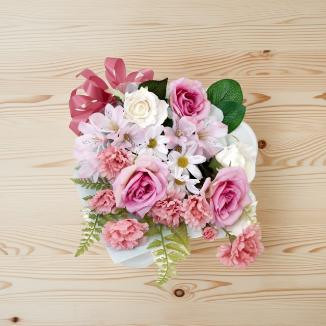 アーティフィシャルフラワー（高級造花）まとめ売り！白＋濃い目のピンク系 アーティフィシャルフラワーで ピンクピンクがいいとの事でこんな感じ