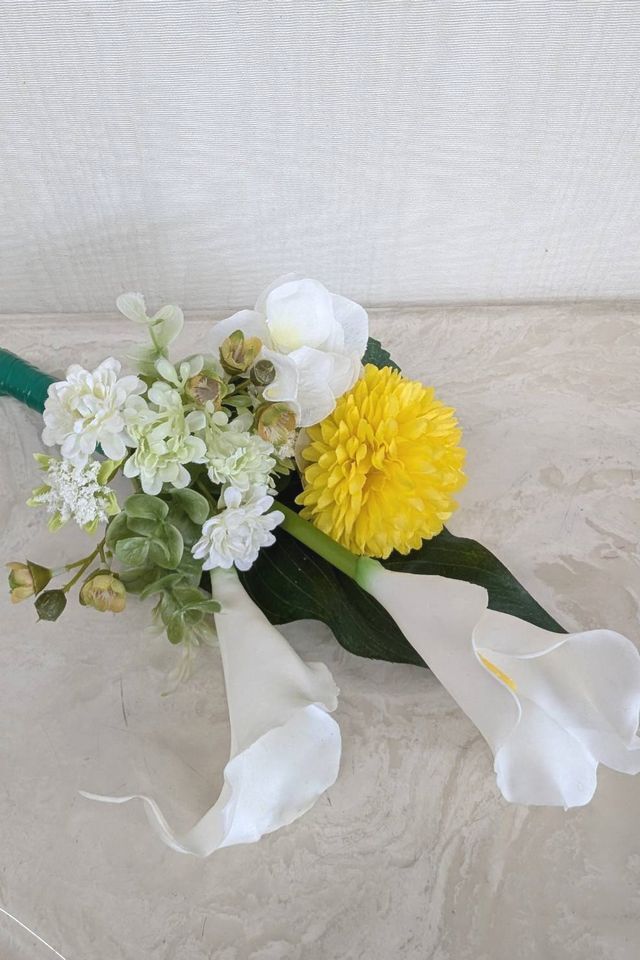 【アーティフィシャルフラワー・造花 お仏壇向けリトル仏花・ミニ供花】カラーとボールマムのミニ供花−1束タイプ