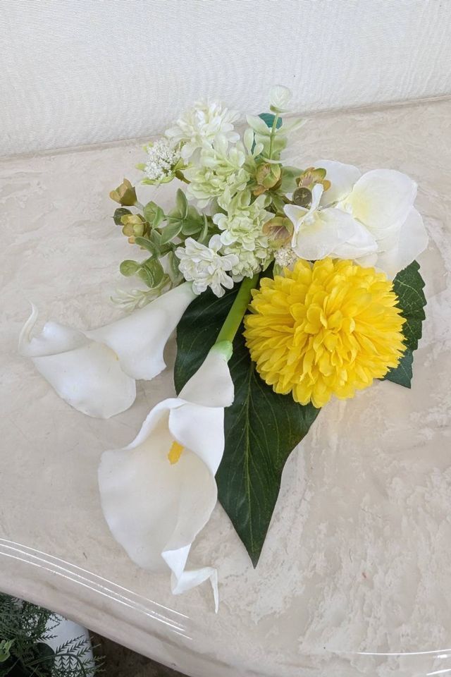 【アーティフィシャルフラワー・造花 お仏壇向けリトル仏花・ミニ供花】カラーとボールマムのミニ供花−1束タイプ