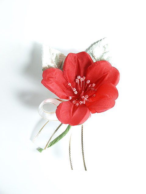 アートフラワーのコサージュ（ブライダルレッド）