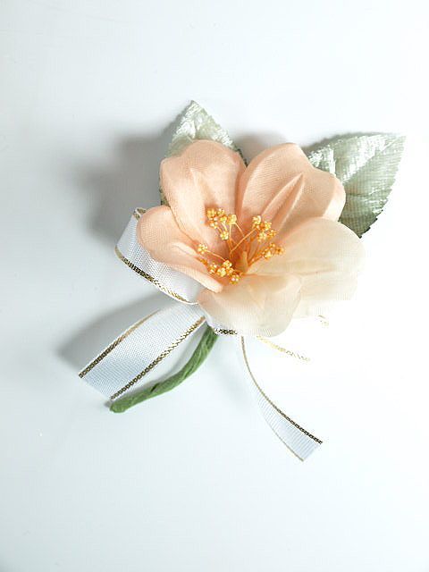 アートフラワーのコサージュ（ブライダルオレンジ）