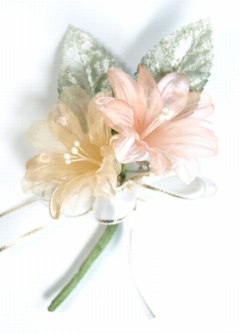 【卒業式・入学式・イベントの胸元に華を添えるコサージュ】リトルリリーのアートフラワーコサージュ（レモンイエロー）