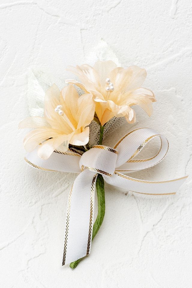 【卒業式・入学式・イベントの胸元に華を添えるコサージュ】リトルリリーのアートフラワーコサージュ（レモンイエロー）