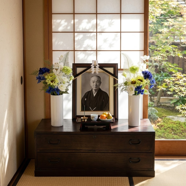 【アーティフィシャルフラワー・造花 お墓・お仏壇向け仏花・供花】向日葵とトルコ桔梗の洋風供花（左右１対セット）