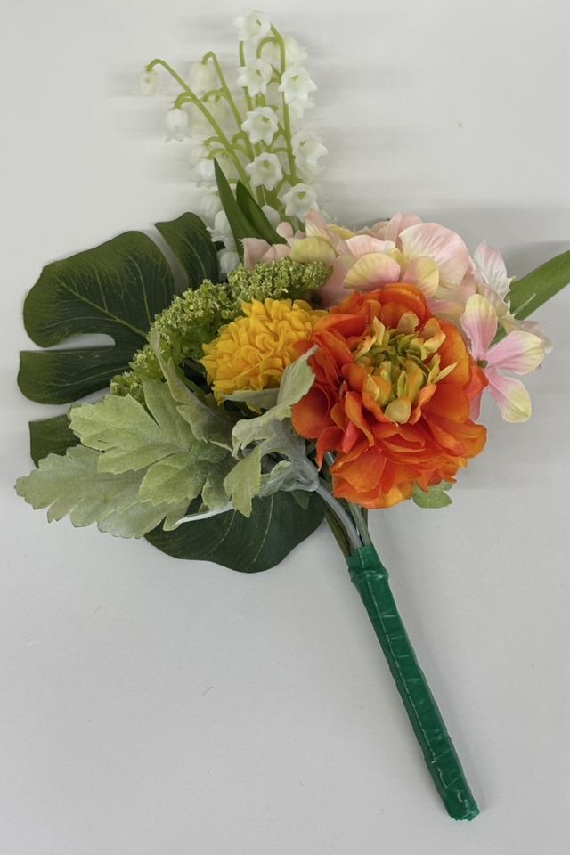 【アーティフィシャルフラワー・造花 お仏壇向けリトル仏花・供花】スズランとラナンキュラスのミニ供花−1束タイプ