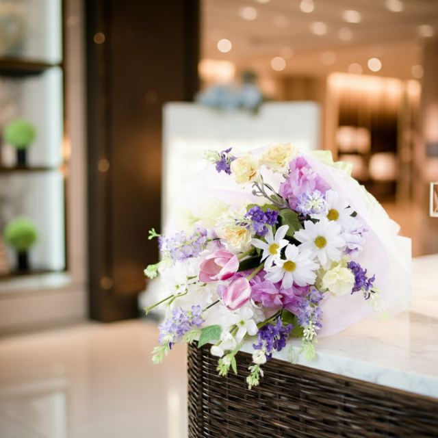 【贈答・贈呈用花束・造花花束・花束ギフト】スイートピーとチューリップのアーティフィシャルフラワーブーケ/パープルミックス