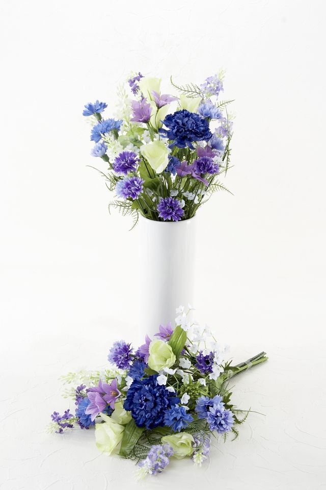 【アーティフィシャルフラワー・造花 お墓・お仏壇向け仏花・供花】矢車草とスカビオサの洋風供花（左右１対セット）