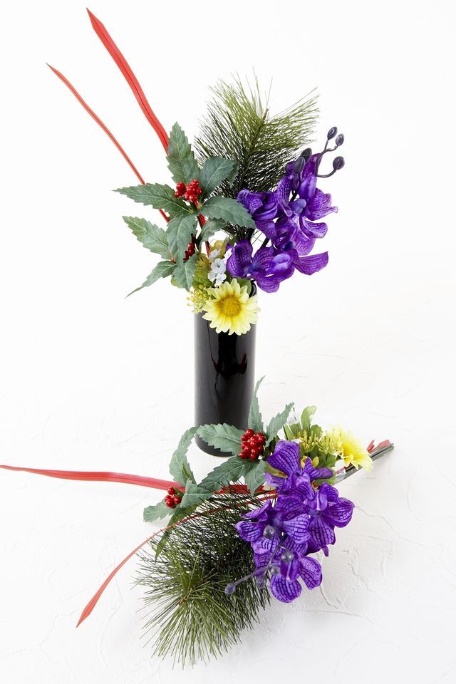 【造花 お正月・迎春用 ミニ供花】紫オーキッドと千両のミニ仏花セット（左右１対）