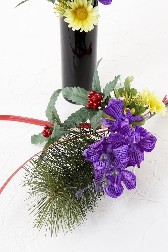 【造花 お正月・迎春用 ミニ供花】紫オーキッドと千両のミニ仏花セット（左右１対）