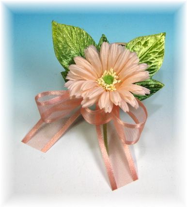 【卒業式・入学式・式典・イベントやパーティーの胸元に華を添える corsage】ガーベラのコサージュ/サーモンピンク