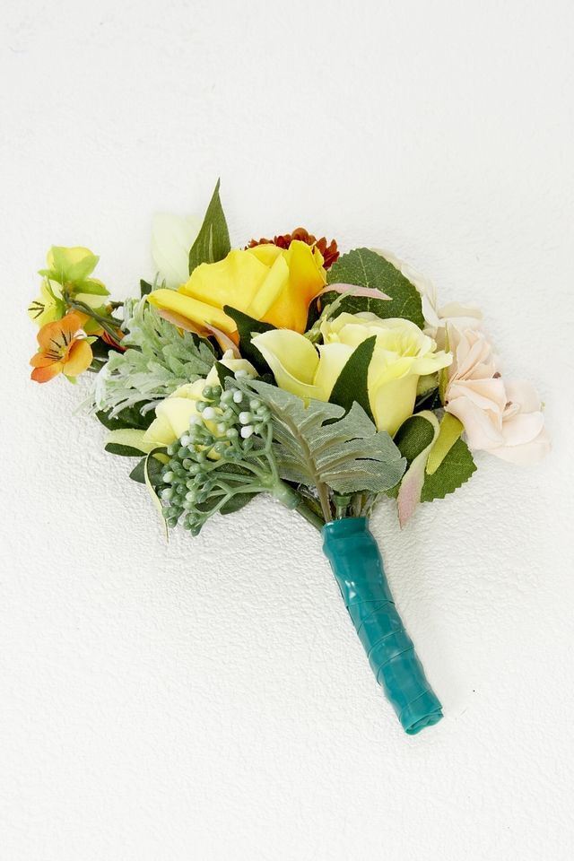 【アーティフィシャルフラワー・造花 お仏壇向けリトル仏花・供花】ローズとマムのミニ供花−1束タイプ