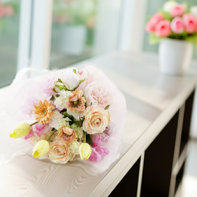 【贈答・贈呈用花束・造花花束・花束ギフト】スイートピーとチューリップのアーティフィシャルフラワーブーケ/アプリコットミックス