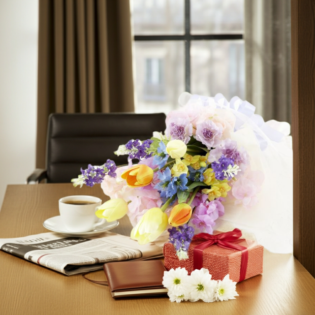 【贈答・贈呈用花束・造花花束・花束ギフト】スイートピーとチューリップのアーティフィシャルフラワーブーケ/ラベンダーミックス