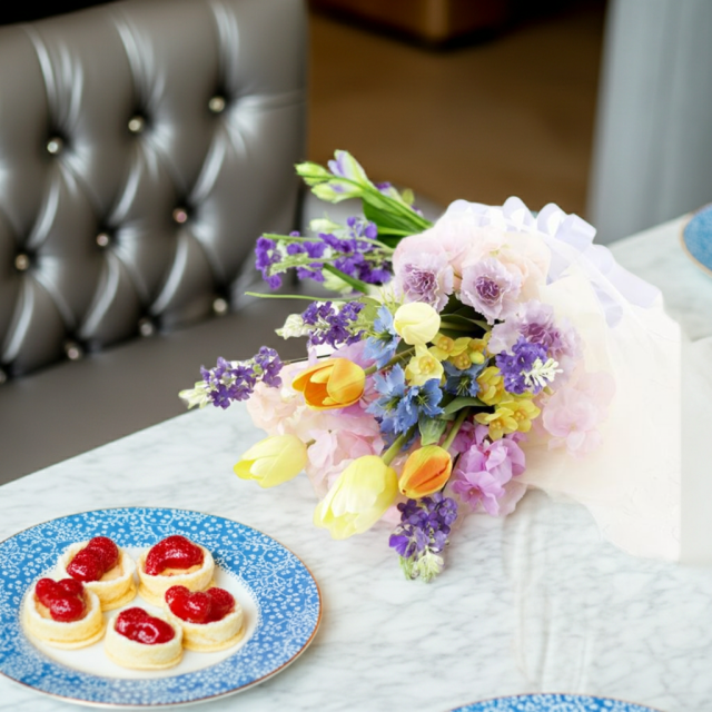 【贈答・贈呈用花束・造花花束・花束ギフト】スイートピーとチューリップのアーティフィシャルフラワーブーケ/ラベンダーミックス