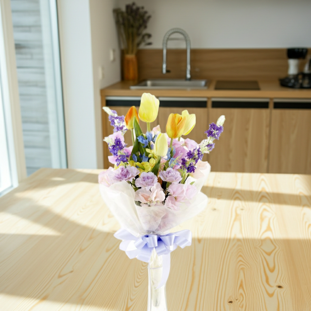 【贈答・贈呈用花束・造花花束・花束ギフト】スイートピーとチューリップのアーティフィシャルフラワーブーケ/ラベンダーミックス